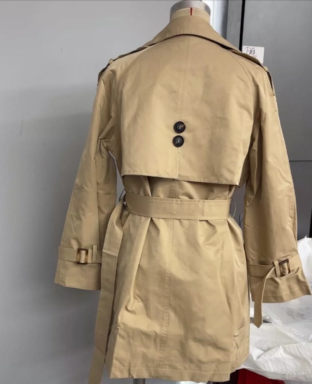 Beige - Trench Bibiana en beige, canesú y charreteras, vista trasera